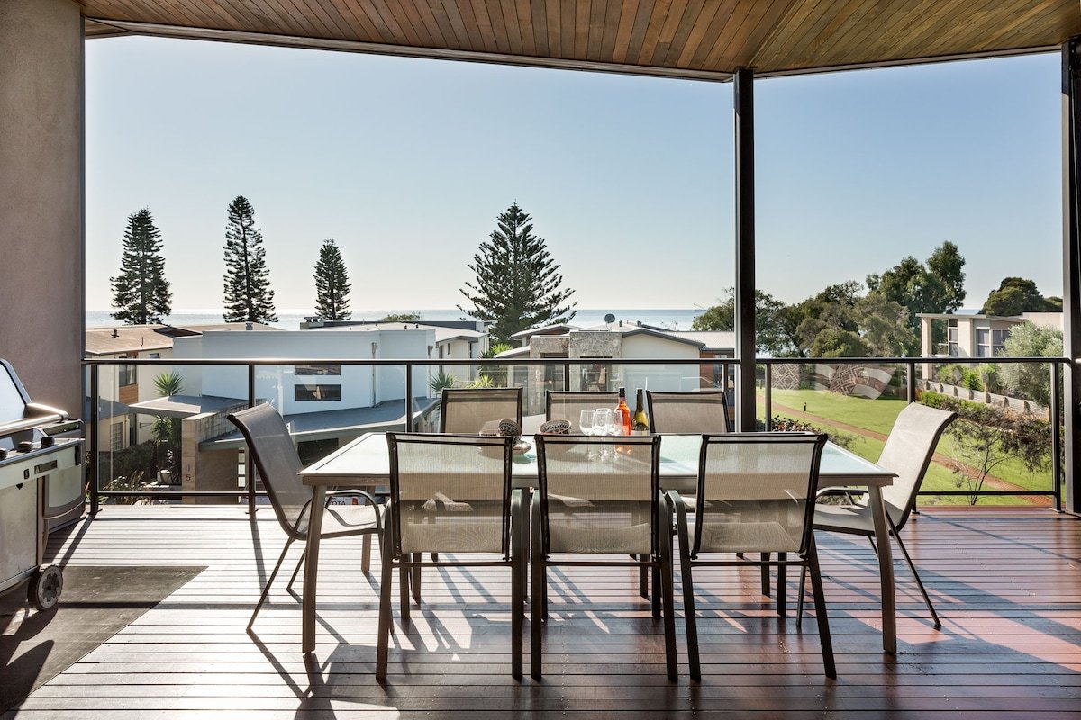 Regency Beach House gallery image 5