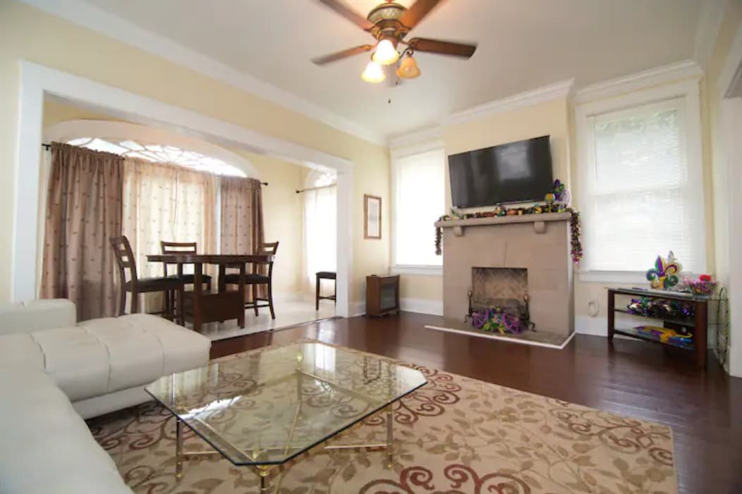 1 block to St Charles ave near French quarter gallery image 2