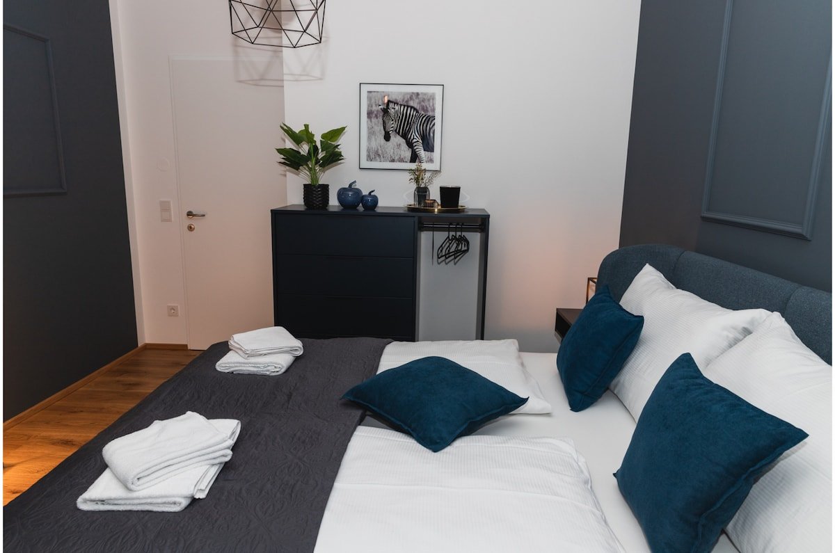 Lovely 2-Bedroom flat with rooftop pool & view gallery image 3