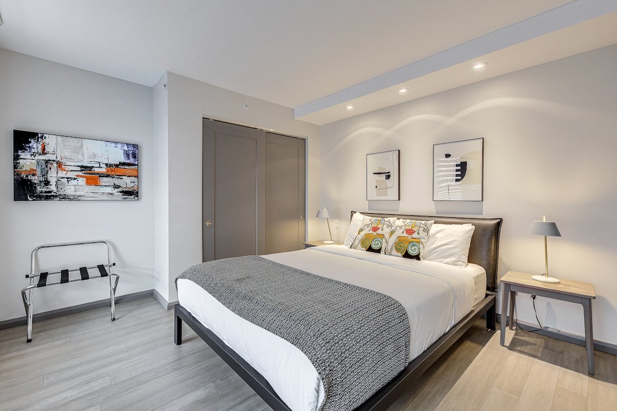 C02 | 2 Bedrooms Apt, Top Floor, Downtown, Quebec gallery image 4