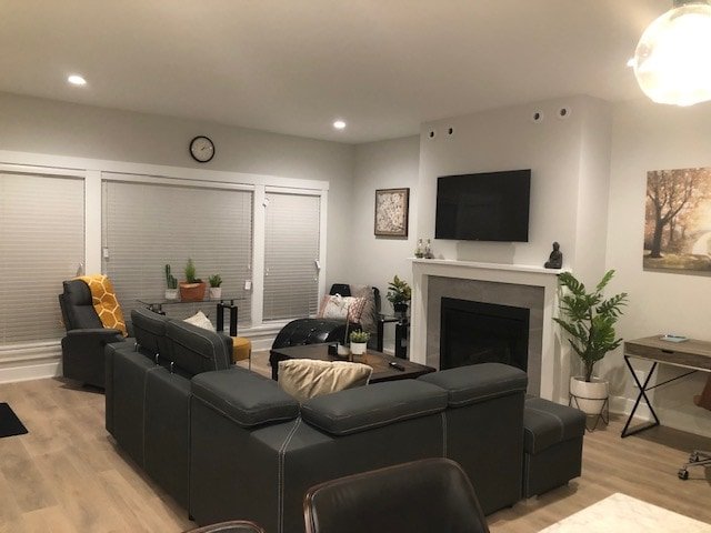 Cheerful 5-bedroom New home with aspectacular view gallery image 3