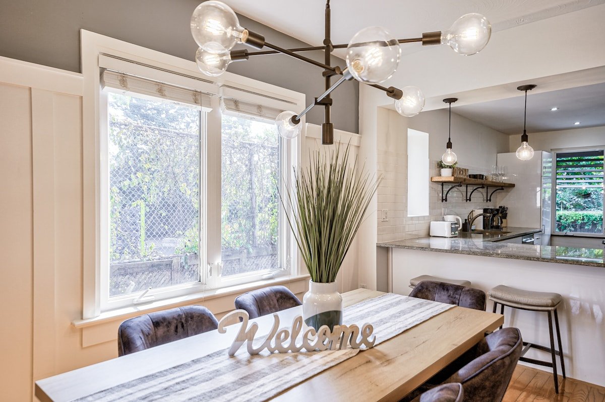 Dec Deal/Toronto 4bdrs/Greektown/3 Parkings/Foodie gallery image 5