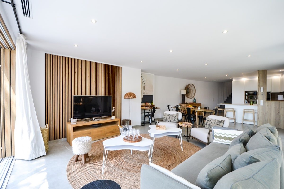 Nouveau 200m2 Villa Pino Canyelles Rosas parking gallery image 4