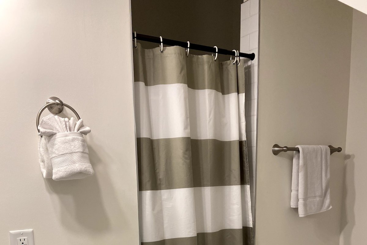 Trendy West Nash Home Close to DT – The Pink Goat gallery image 5