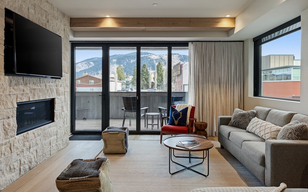 Holiday Hideaway | Hot Tub & Mountain Views gallery image 2