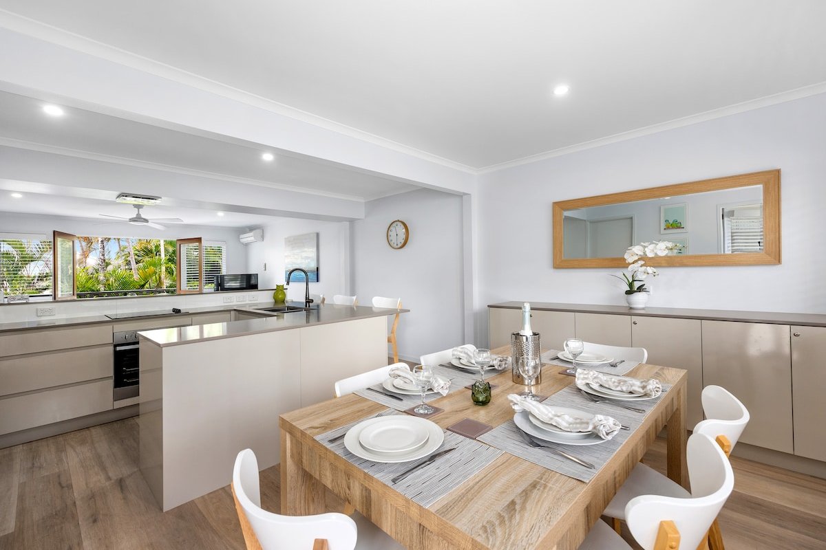 Tropical 3 bedroom Oasis , meters Noosa River gallery image 4