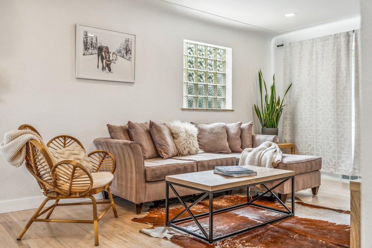 City Park Modern Escape | 5BR Family/Pet Friendly gallery image 2