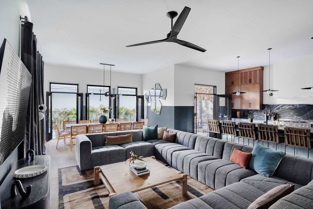 Designer Home 1 Block to magazine| Heated Pool/Spa