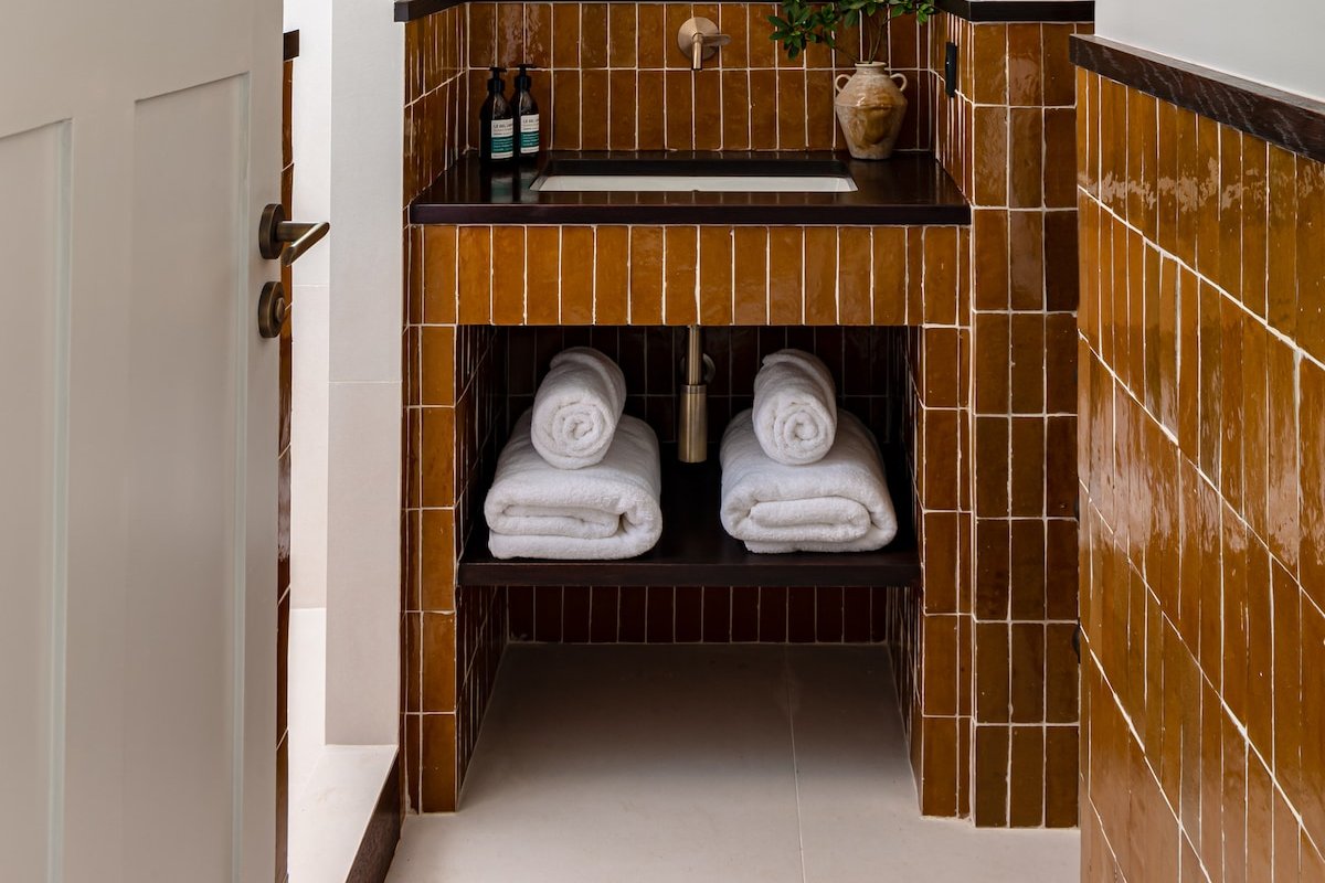 Les Bords du Lac gallery image 2