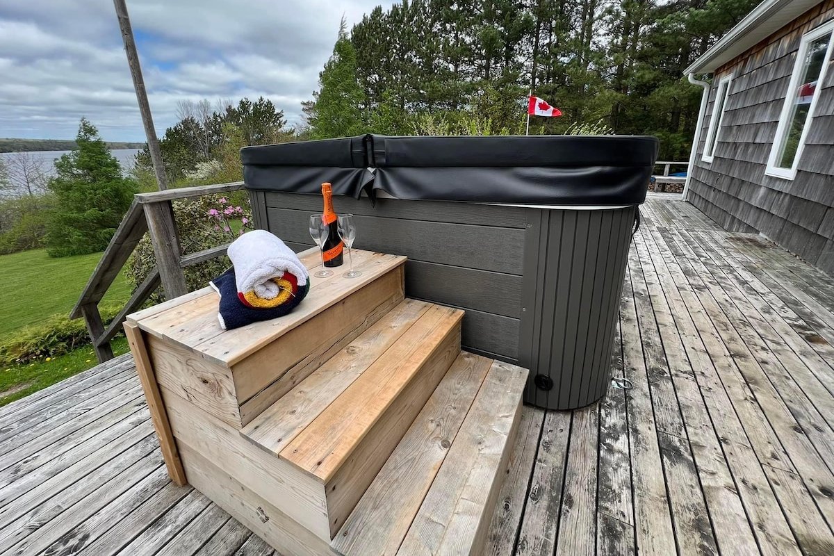 Peaceful 4-bedroom WATERFRONT home with hot-tub gallery image 5