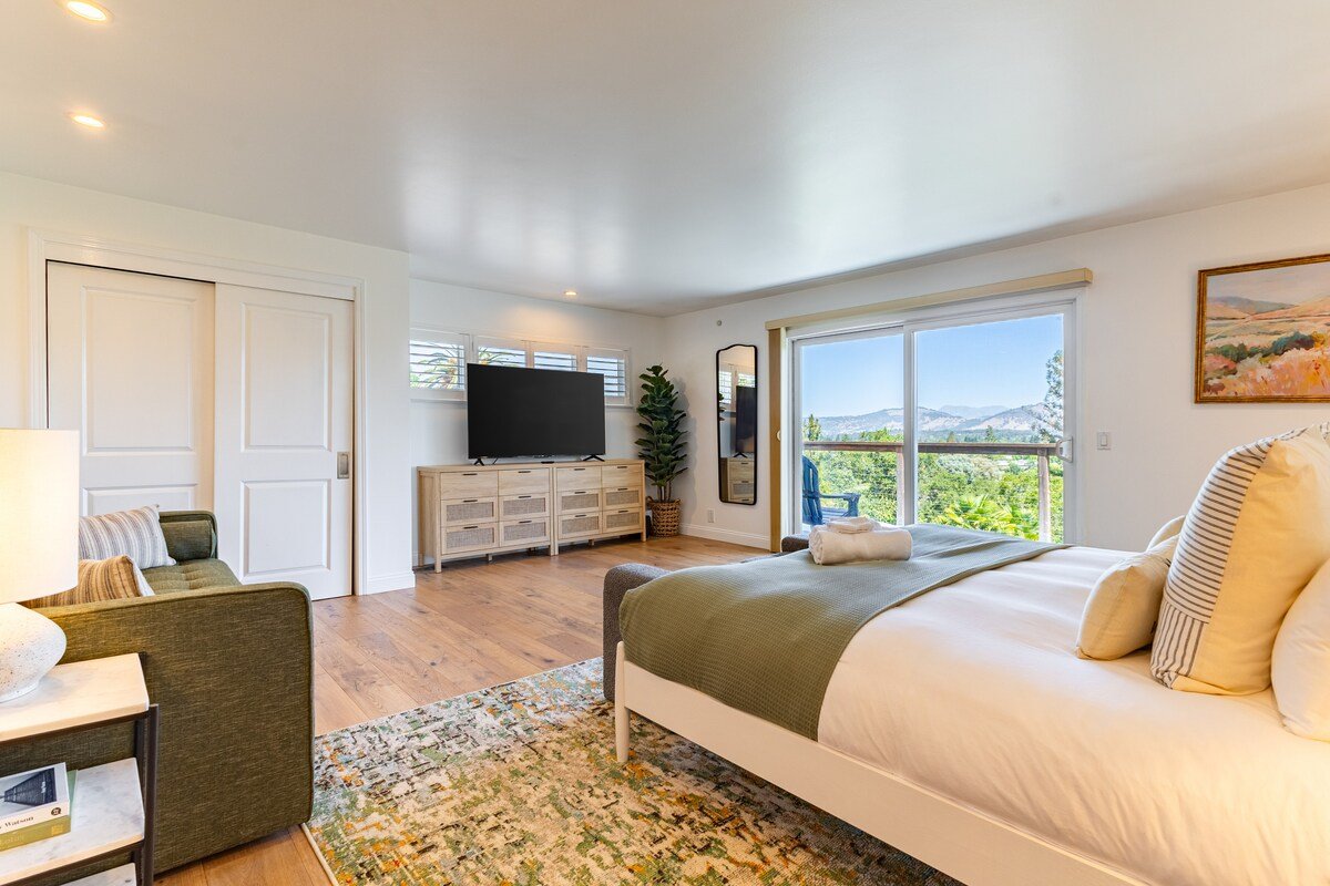 Modern Sonoma Stay w/ Deck & Views Near Wineries gallery image 3