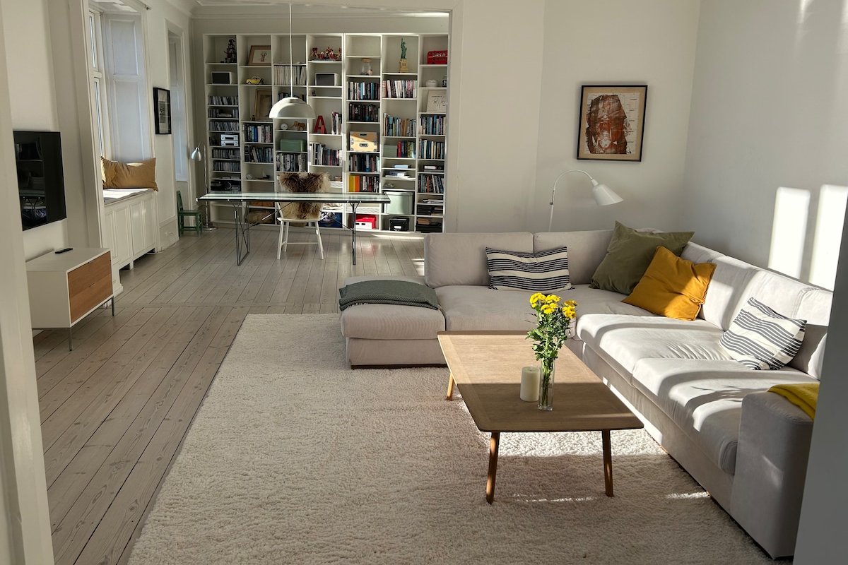 Large & lovely – great location! gallery image 2