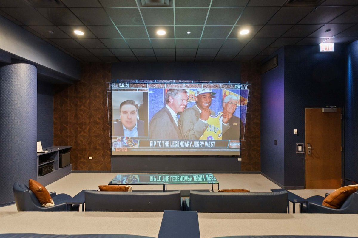 West Loop PH: Unmatched Views & Private Deck gallery image 5