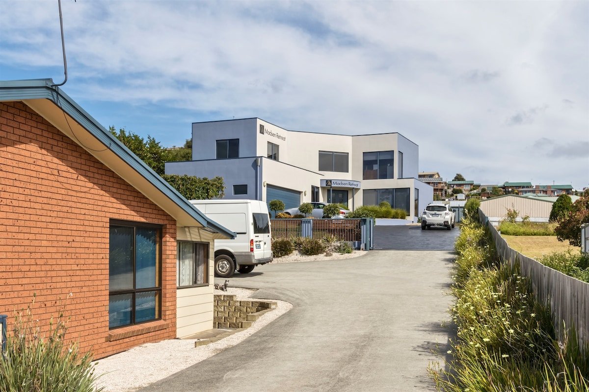 Madsen Retreat Whole First Floor Suite gallery image 4