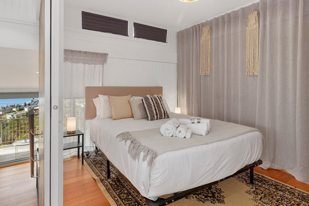 Spectacular Views – 4 Bedrooms – Free Parking gallery image 5