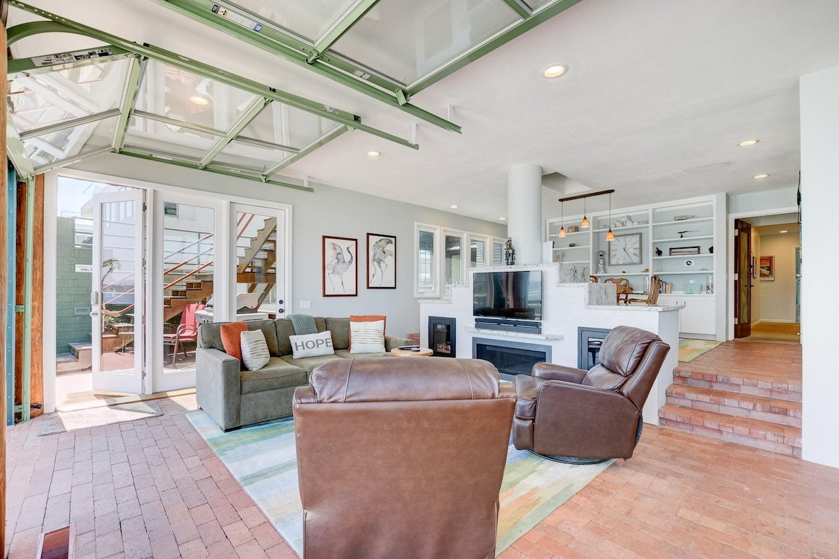 Bay Front, Roll Up Glass Walls, Roof deck Jacuzzi! gallery image 5