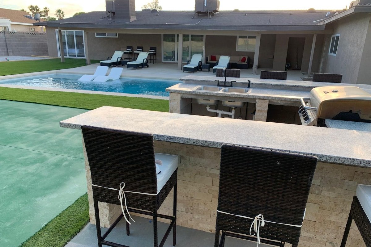 Private Paradise w/ Heated Spa – Mins to Strip gallery image 5