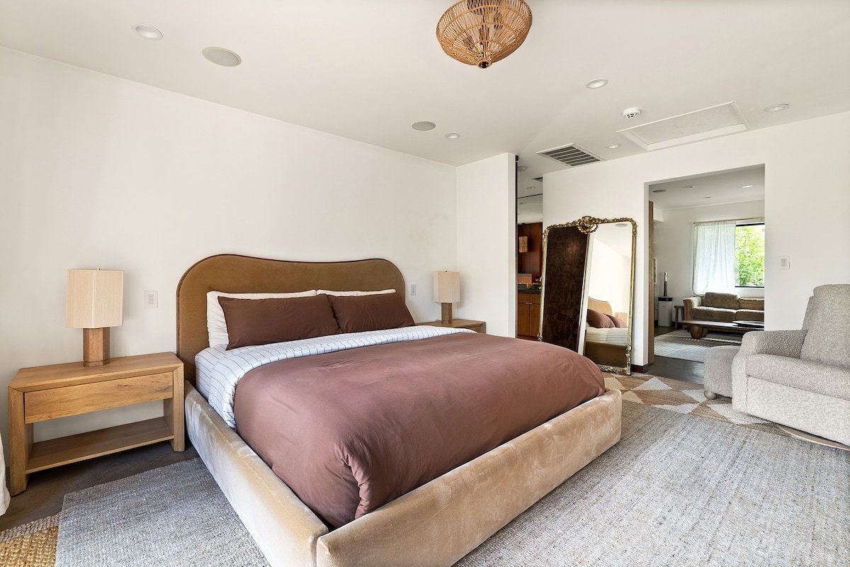 Mid-Century Gem in Hollywood Hills gallery image 5