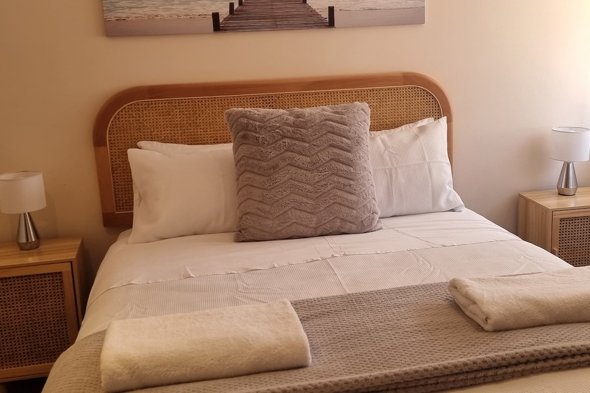 Estuary water views 4bedroom home with pool gallery image 5