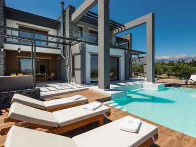 Luxe Getaway – Infinity Pool & Spa, Near the Beach