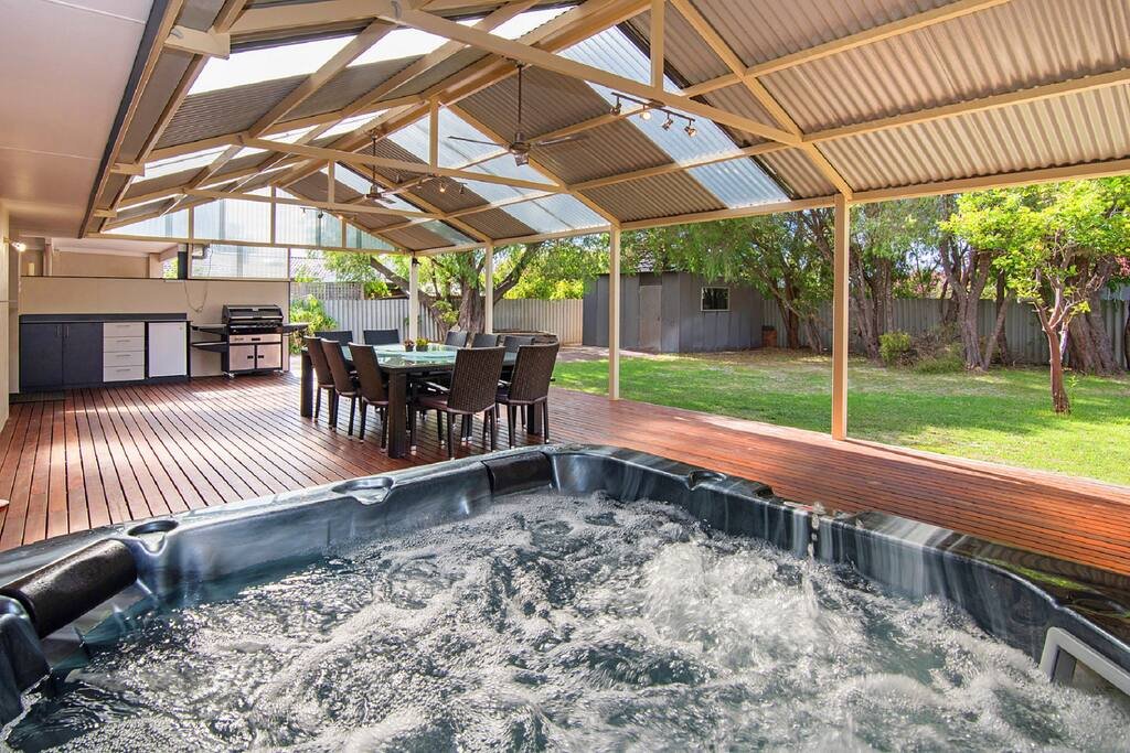 Haven By the Bay- Short walk to Broadwater beach