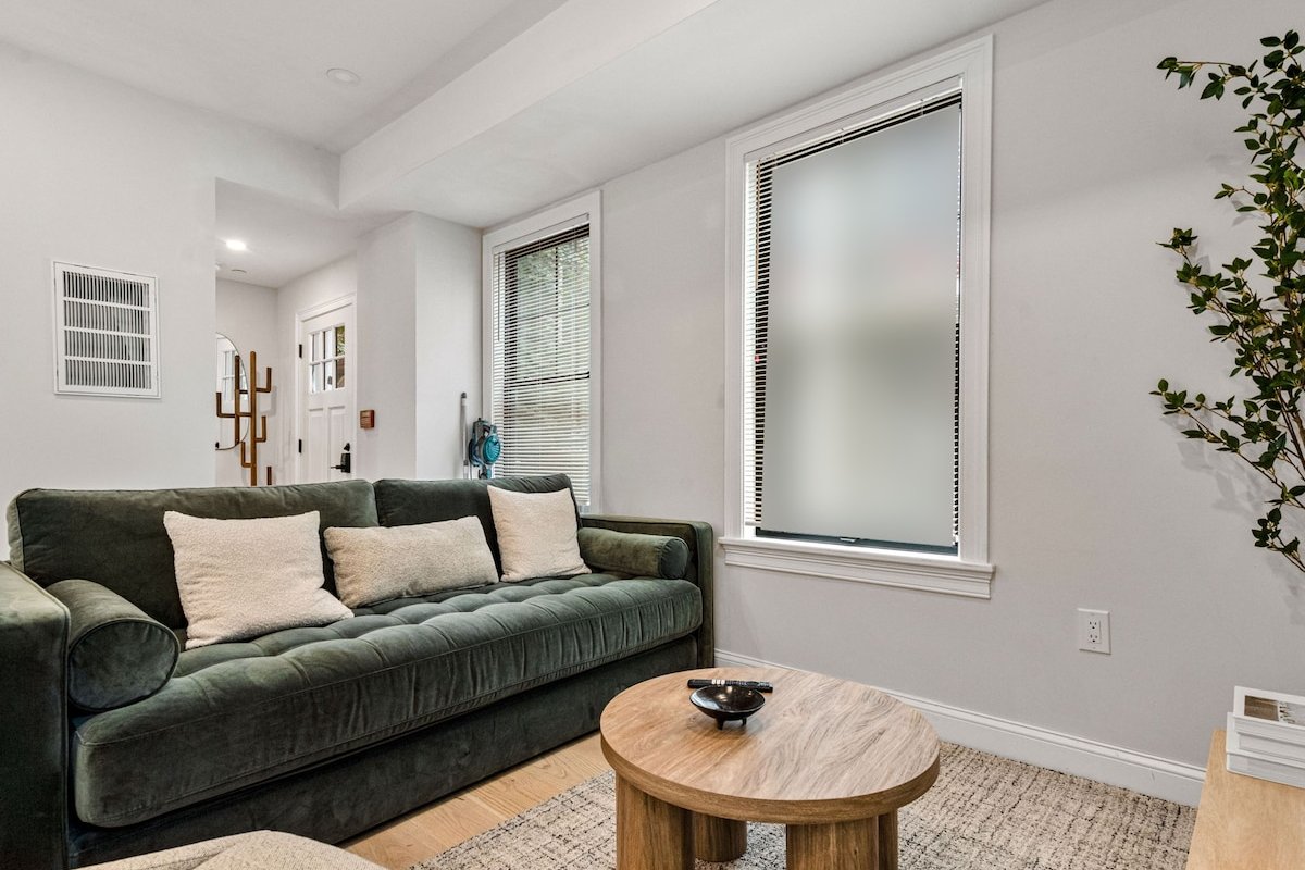 Modern 5B3B in Boston | Steps to the T gallery image 4