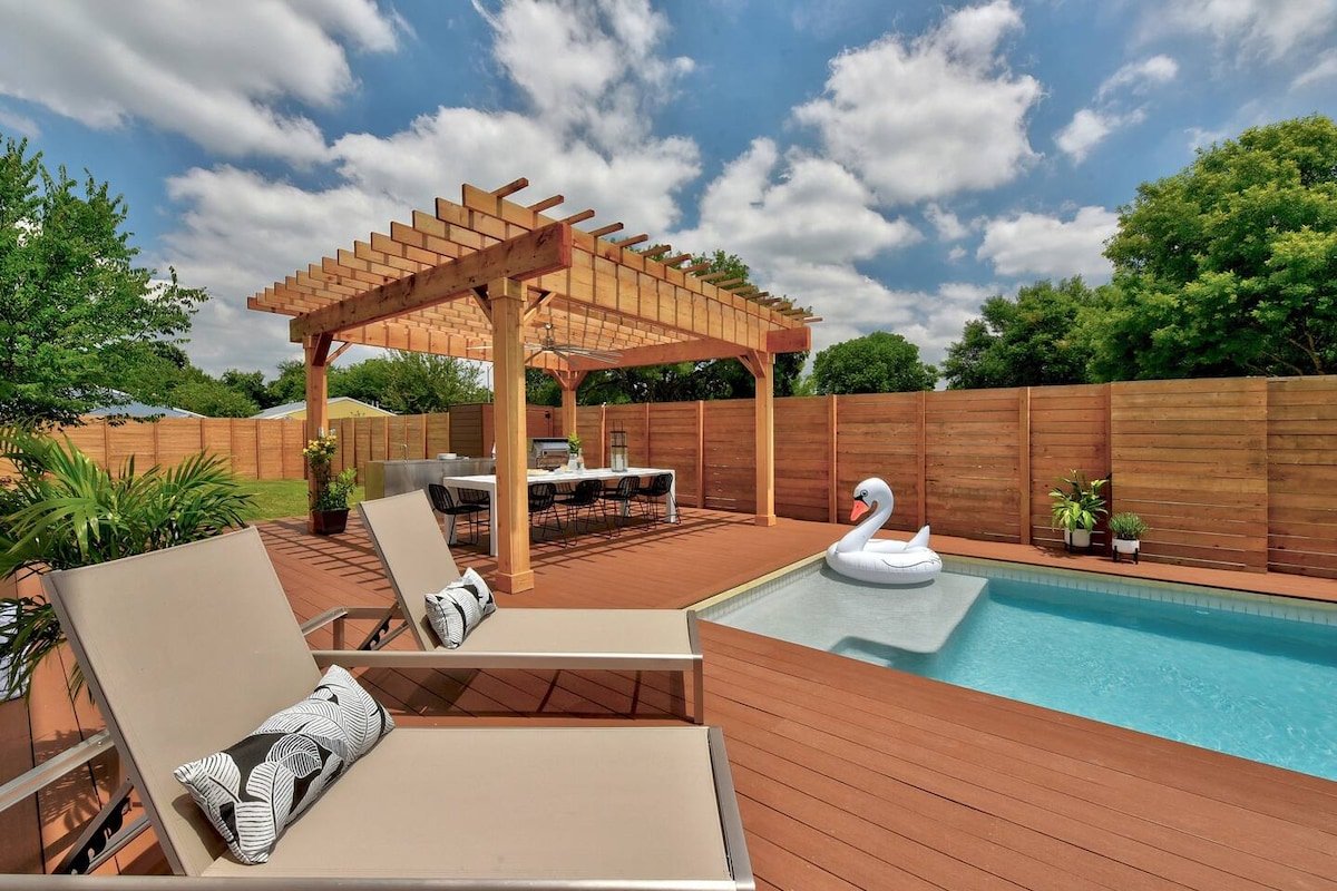 Contemporary Luxury Retreat | Pool gallery image 5