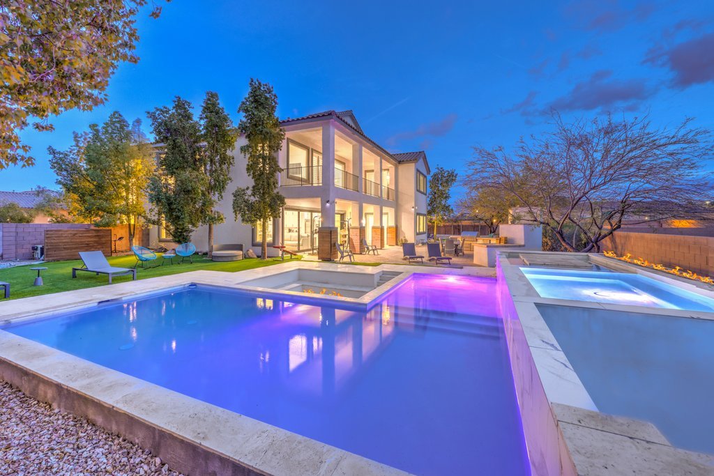 Luxury Private Resort 8 min to strip! Pool/spa