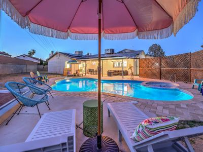70s Villa: Pickleball, Heated Pool, Spa Near STRIP