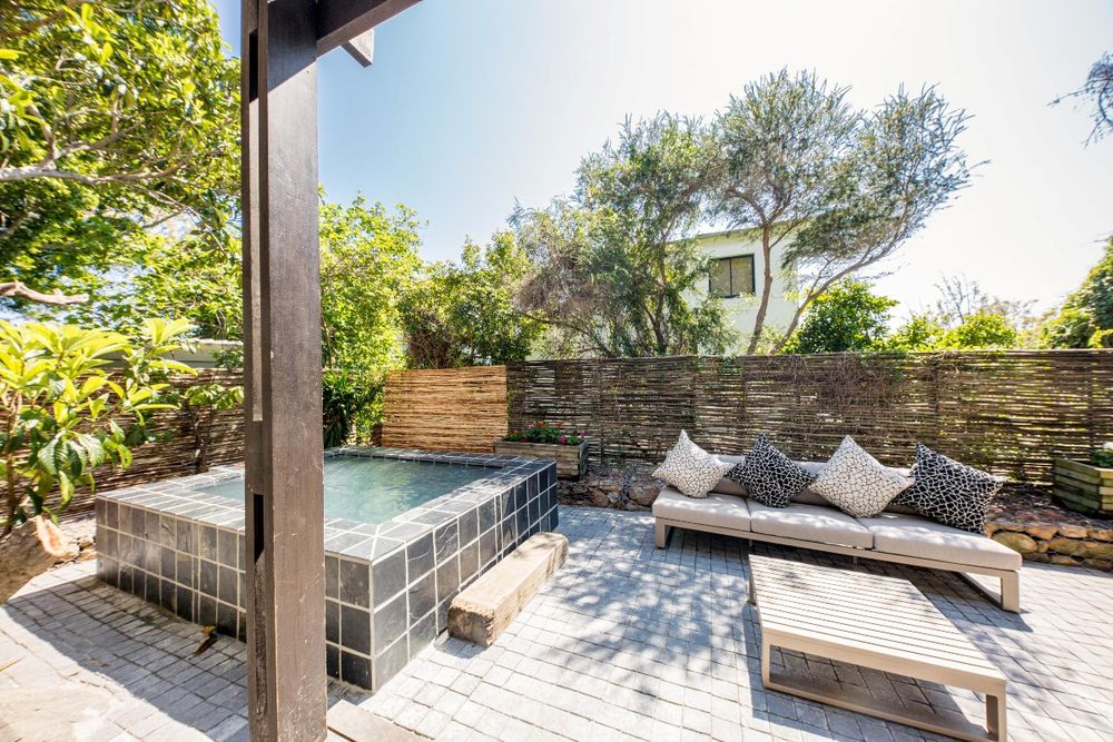 Photo 2 of 17 Geneva Lower accommodation in Camps Bay, Cape Town with 1 bedrooms and 1 bathrooms