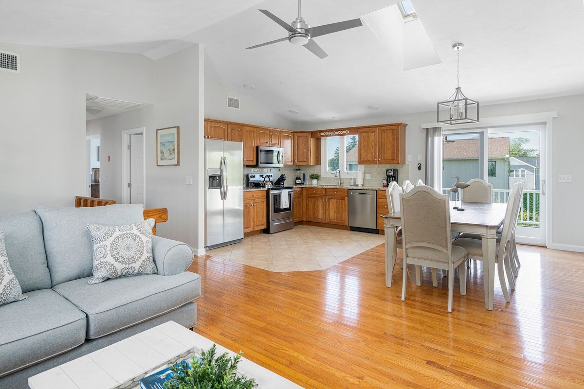 3 Beaches within 2 miles, A/C, Newly Renovated! gallery image 3