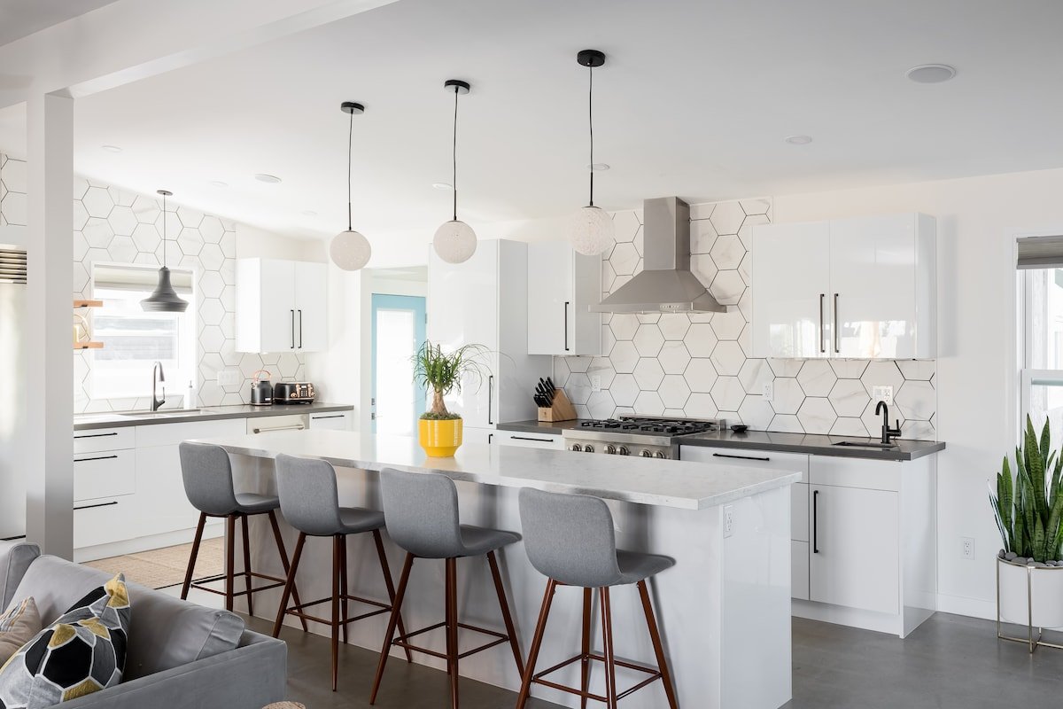 Midcentury Lux 4BR home w Pool/Spa/Cabana/Firepit gallery image 4