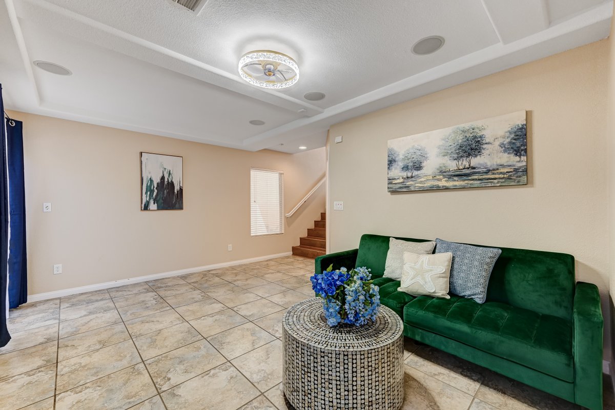 comfortable house/3 storynear airportcasino outlet