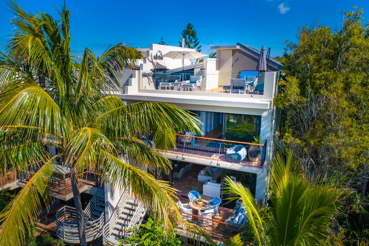 4 bedroom + 3 bathroom Villa by the Sea