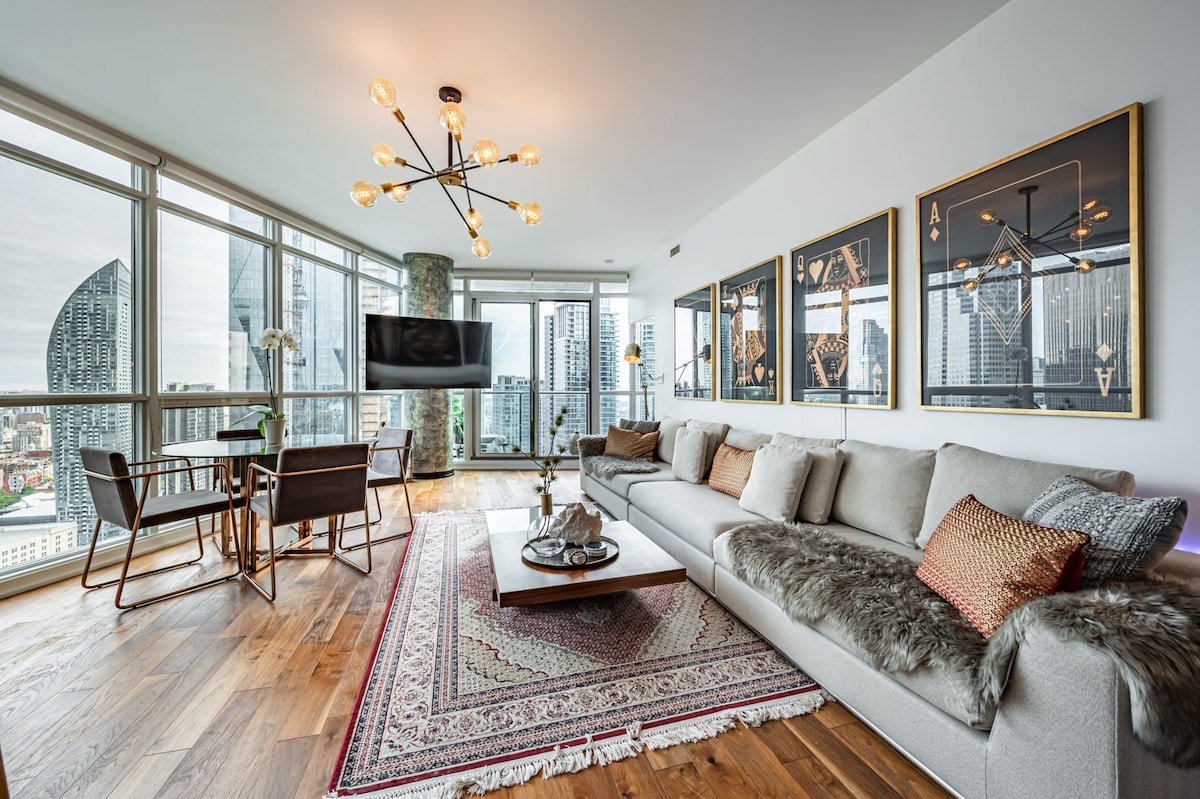 Presidential Loft – Stunning Water and City Views gallery image 3