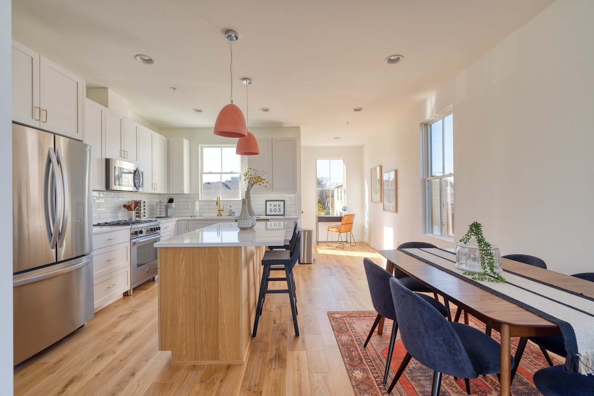 Luxury Townhouse • New Build • 3BR • Sleeps 5 gallery image 3