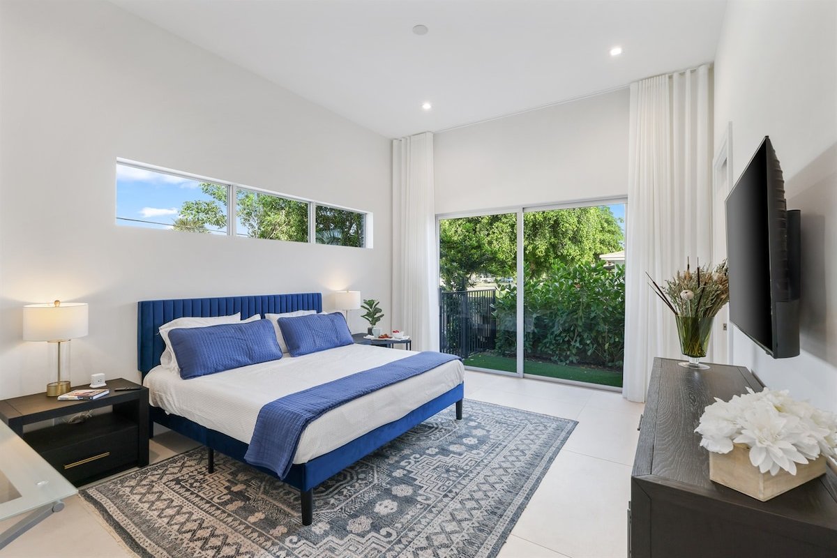 334 5BR Villa – Pool & Spa | Sleeps 12 Walk to Ave gallery image 2