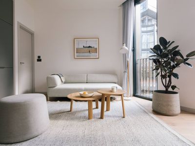 Chill Oxford Street 2BR – Netflix & Natural Light