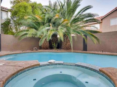 1mile from Strip 10min from Airport Large Home