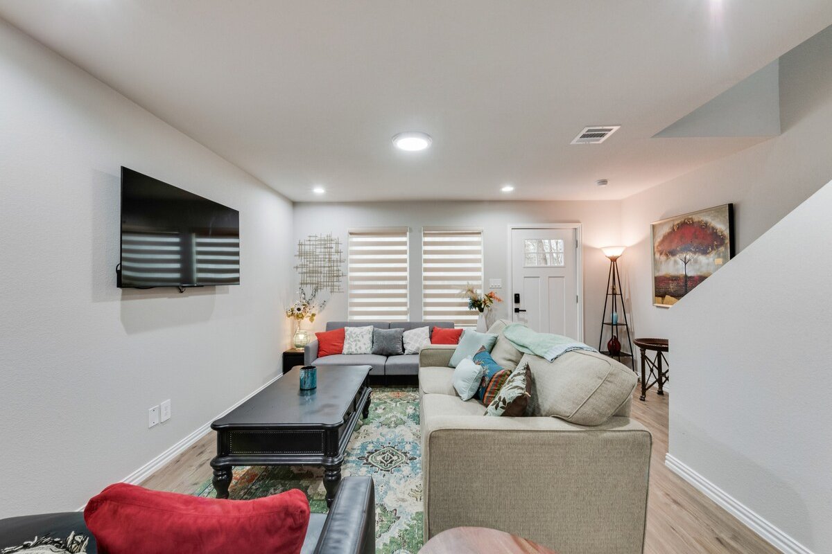 Happy big Home with 2 living area near Stockyards gallery image 3