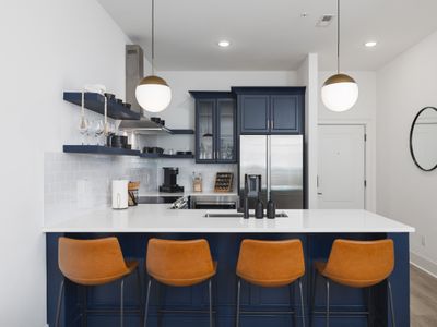 Sleeps 20, 3 Condos Side-by-Side 10min to Broadway