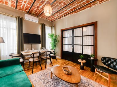 Magnificent, renovated historic Apt. -4BD-3 Bath