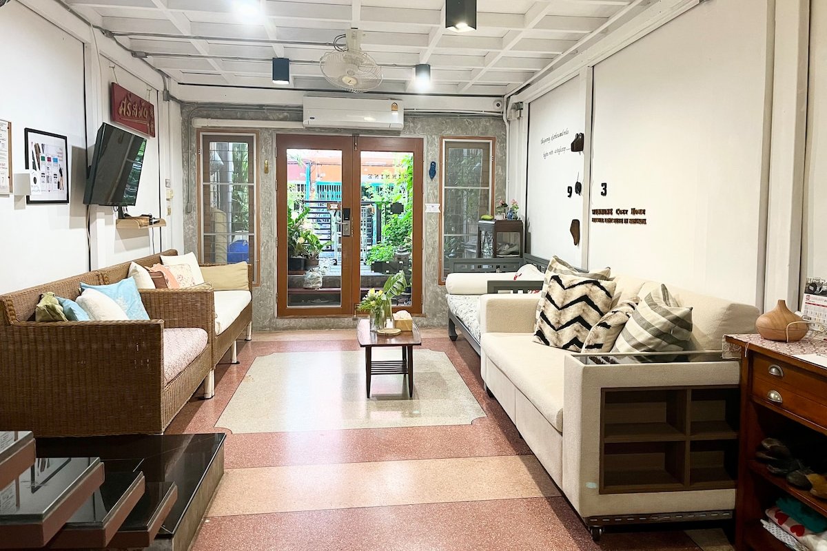 3Houses/12 bedrooms + 11.5 Bathrooms/Free Pick Up* gallery image 2