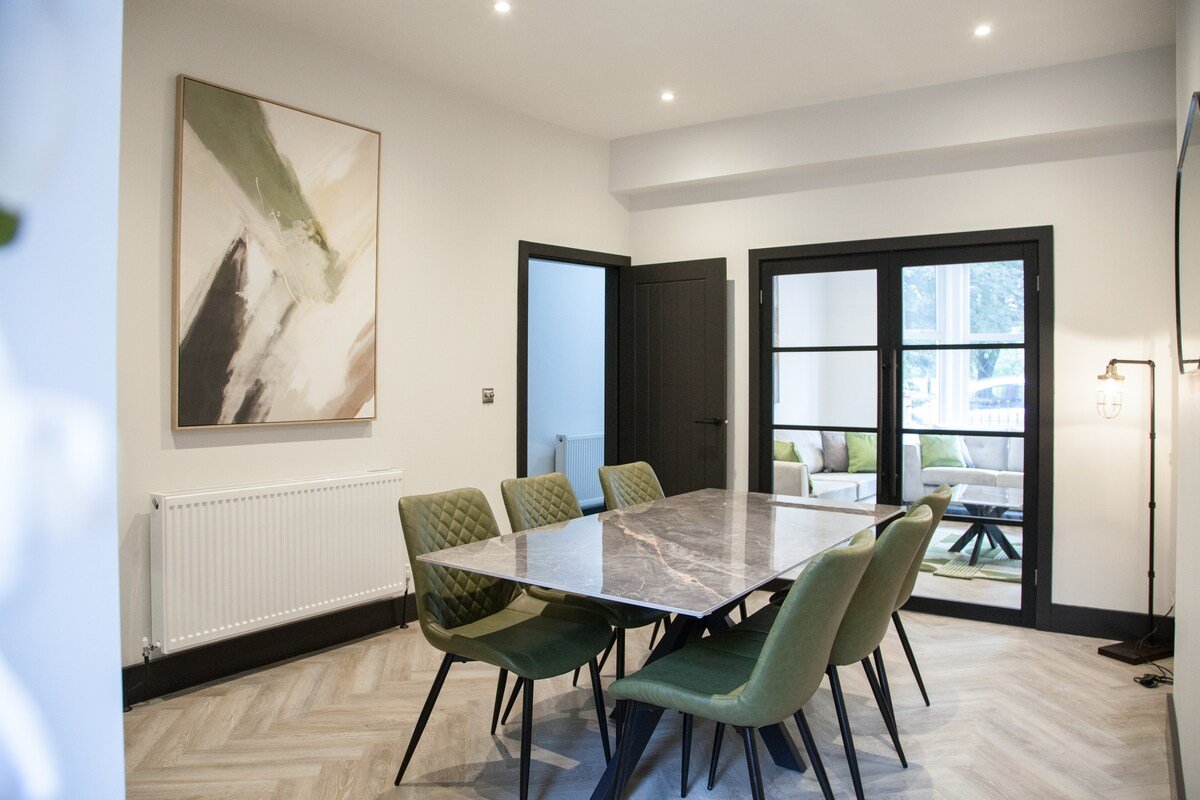 Bright & Modern Manchester Home | Free Parking gallery image 4