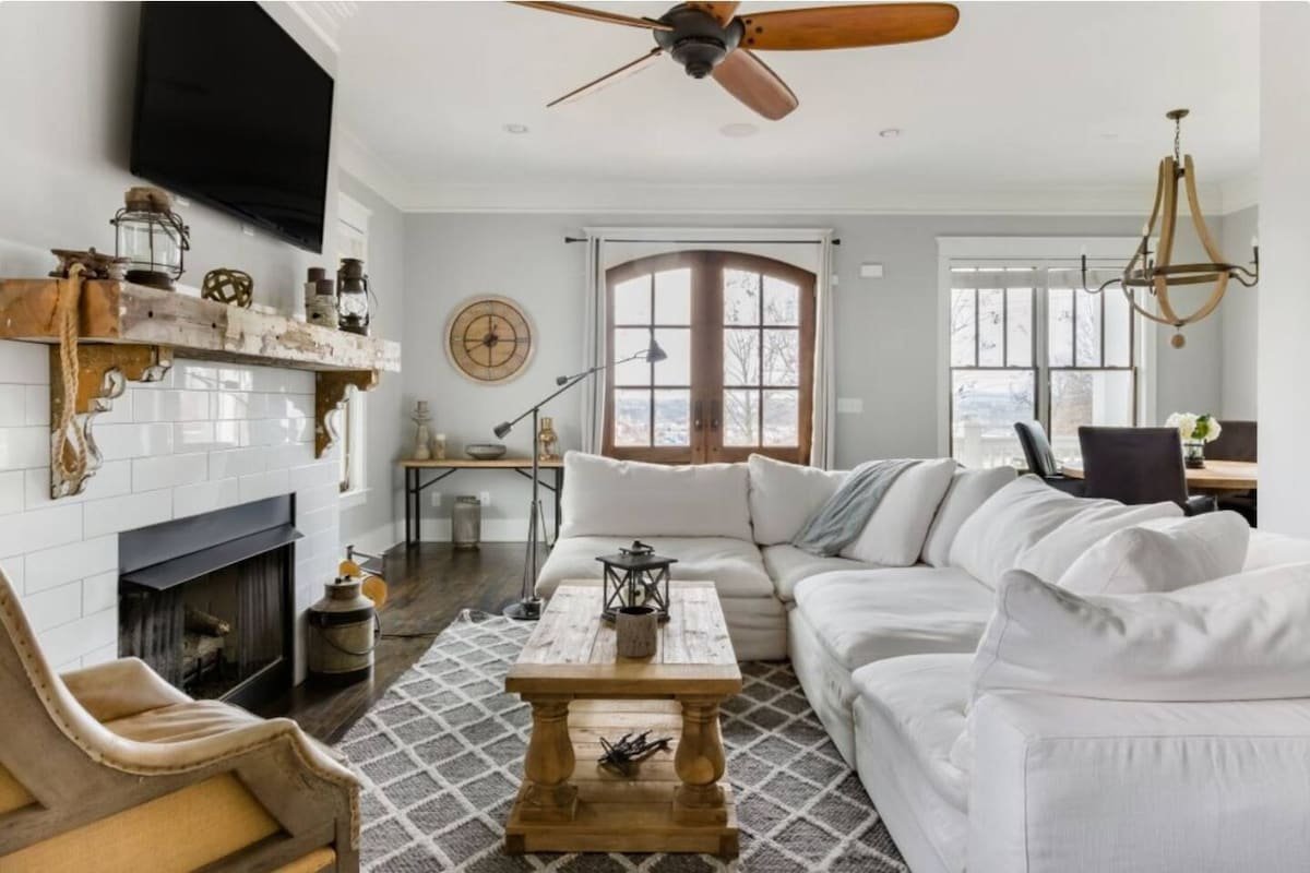 Entire home w/ rooftop hot tub & skyline views gallery image 2