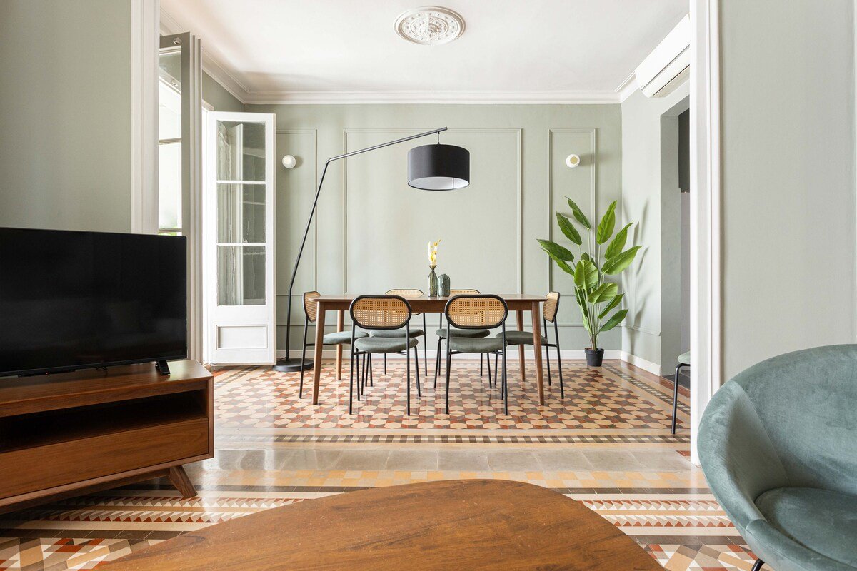 Spacious Stylish 4-BR Modernist Apartment gallery image 5