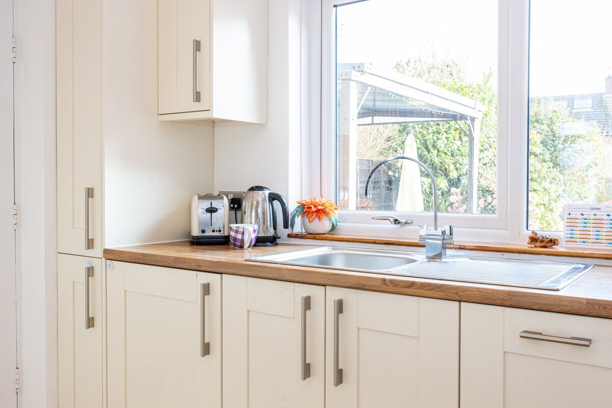 Warm spacious house, free parking, gorgeous garden gallery image 5