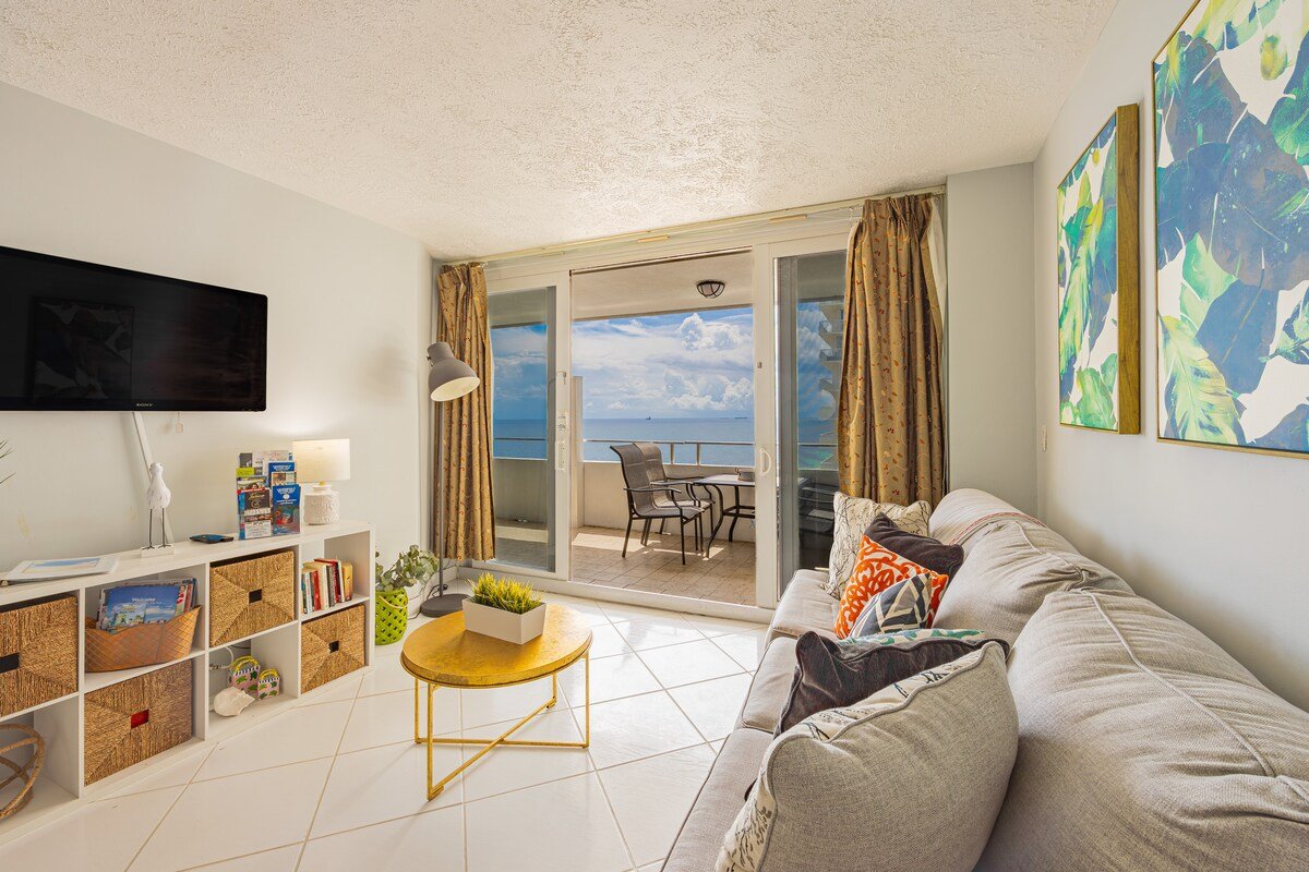 Oceanfront Resort | 40′ Balcony | 8th Floor gallery image 2