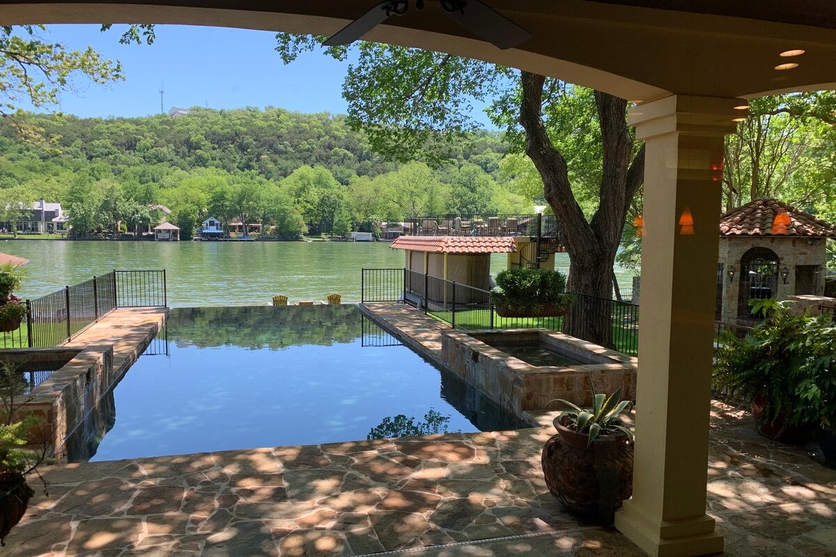 Spectacular Waterfront Estate gallery image 4