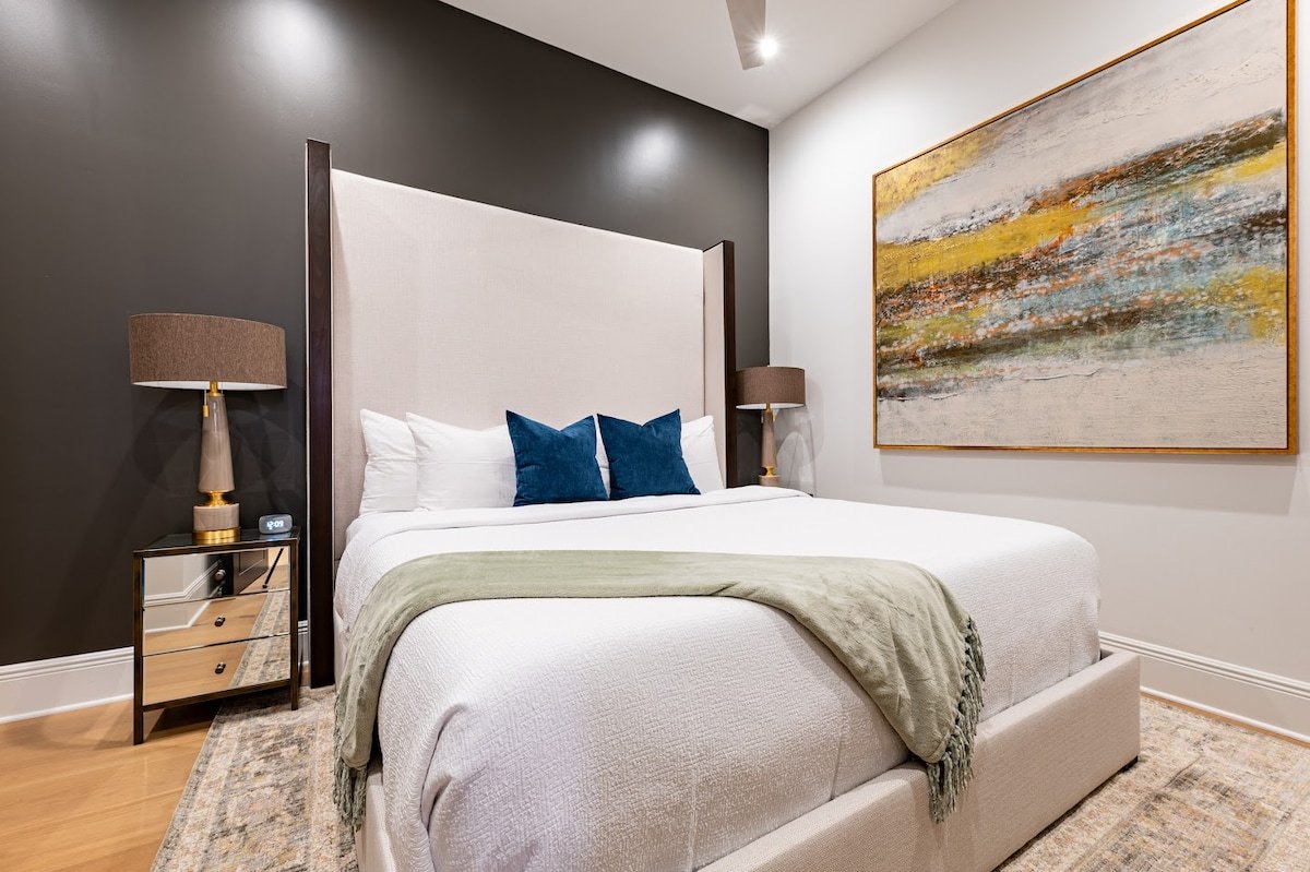 The Avenue 4BR All King Beds Heated Pool gallery image 4